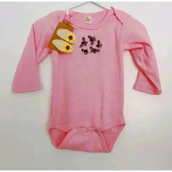 BNWT 6-12 mo. Pink Onesie Hand Embroidered with Bumblebees with Felt Barrettes - Picture 1 of 9